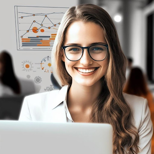 Mladá usmívající se žena u laptopu v kanceláři